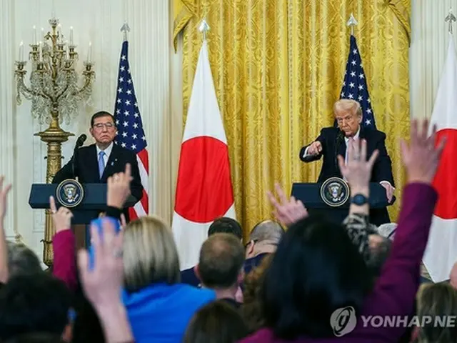 共同記者会見を行うトランプ米大統領（右）と石破茂首相＝（ＥＰＡ＝聯合ニュース）≪転載・転用禁止≫