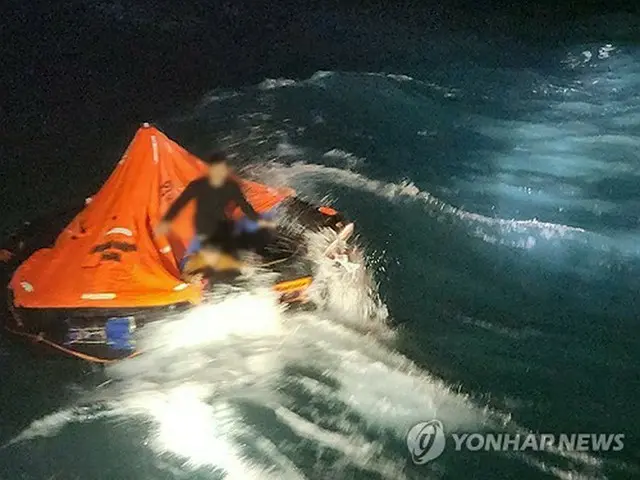 救助される船員（麗水海洋警察署提供）＝（聯合ニュース）≪転載・転用禁止≫