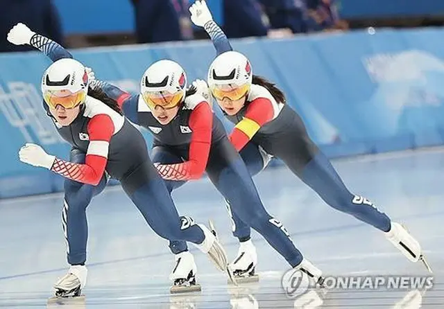 スピードスケート女子チームスプリントで力走する韓国代表＝９日、ハルビン（聯合ニュース）