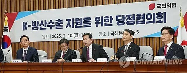 協議会に出席した金善鎬（キム・ソンホ）国防部長官代行（中央）ら閣僚や与党の幹部＝１０日、ソウル（聯合ニュース）