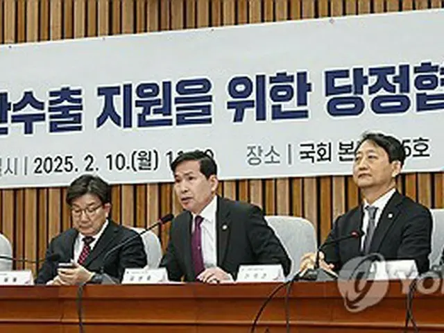 協議会に出席した金善鎬（キム・ソンホ）国防部長官代行（中央）ら閣僚や与党の幹部＝１０日、ソウル（聯合ニュース）