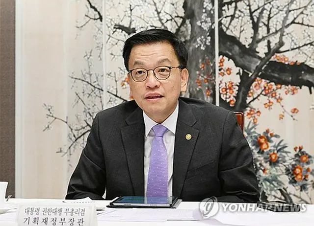 政府ソウル庁舎で１０日に開かれた対外経済懸案懇談会で発言する崔氏（企画財政部提供）＝（聯合ニュース）≪転載・転用禁止≫