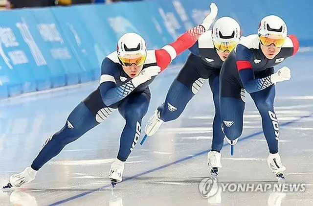 スピードスケート男子チームスプリントで韓国は銀メダルを獲得した＝１０日、ハルビン（聯合ニュース）