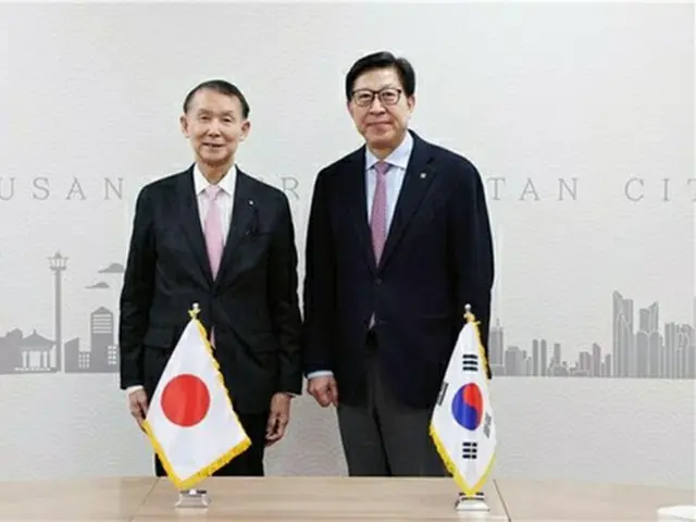 釜山市の朴亨埈市長（右）と和歌山県の岸本周平知事が会談した（釜山市提供）＝（聯合ニュース）≪転載・転用禁止≫