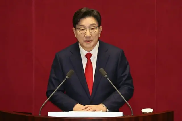 国会で演説する「国民の力」の権性東院内代表＝１１日、ソウル（聯合ニュース）