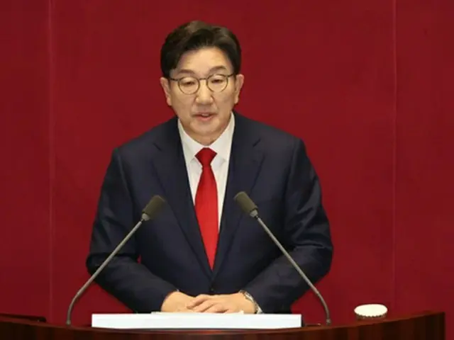 国会で演説する「国民の力」の権性東院内代表＝１１日、ソウル（聯合ニュース）