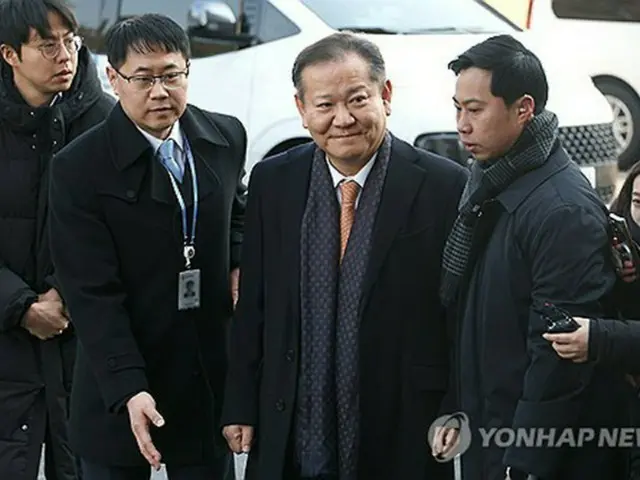 憲法裁判所に入る李祥敏・前行政安全部長官＝１１日、ソウル（聯合ニュース）