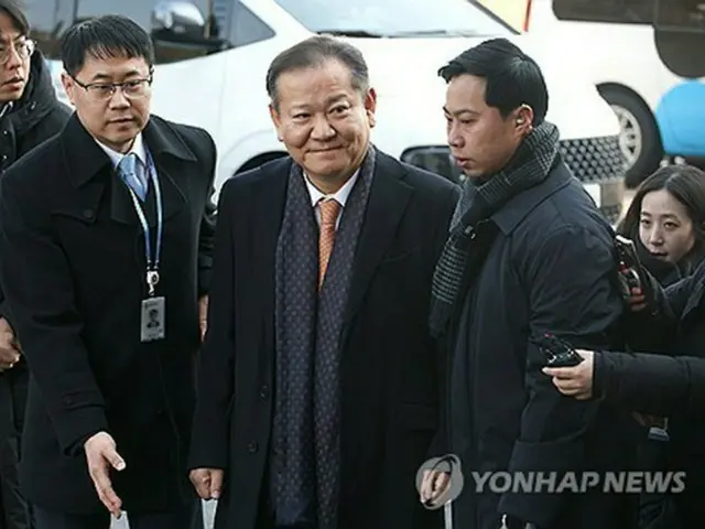 憲法裁判所に入る李祥敏・前行政安全部長官＝１１日、ソウル（聯合ニュース）