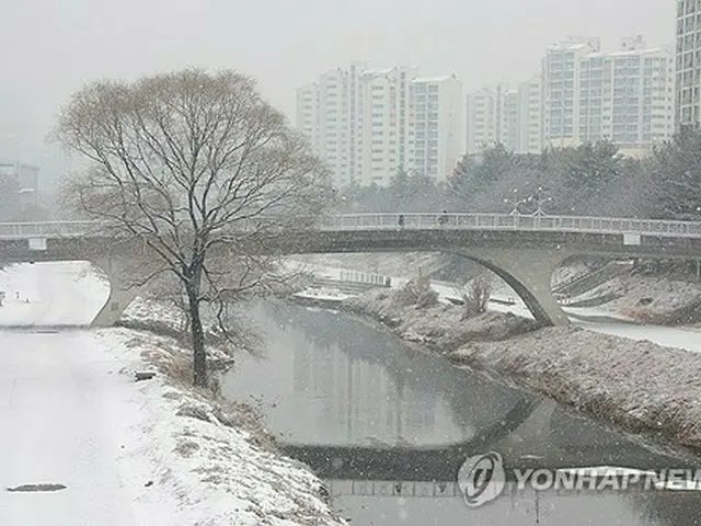 ソウル近郊の議政府市。雪が積もっている＝１２日、議政府（聯合ニュース）
