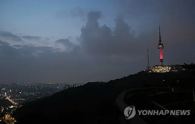 ライトアップされたNソウルタワー＝１５日、ソウル（聯合ニュース）