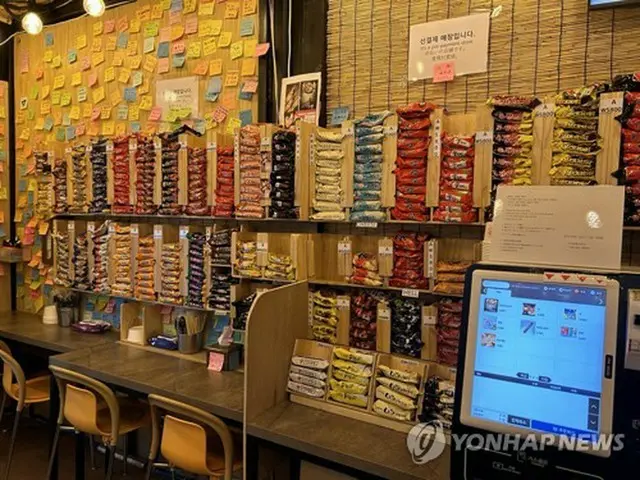 ソウル市中区にある２４時間営業の無人即席麺販売店＝（聯合ニュース）