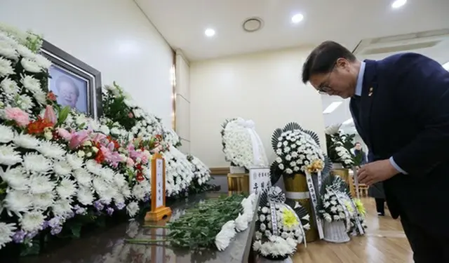 遺影に献花する禹元植氏（国会議長室提供）＝（聯合ニュース）≪転載・転用禁止≫