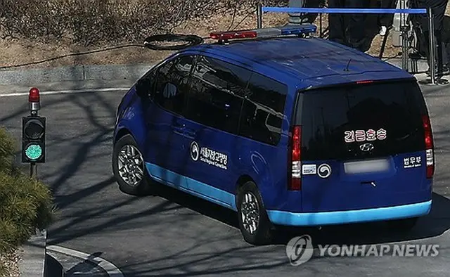 尹大統領を乗せて憲法裁判所に向かう護送車＝１８日、ソウル（聯合ニュース）