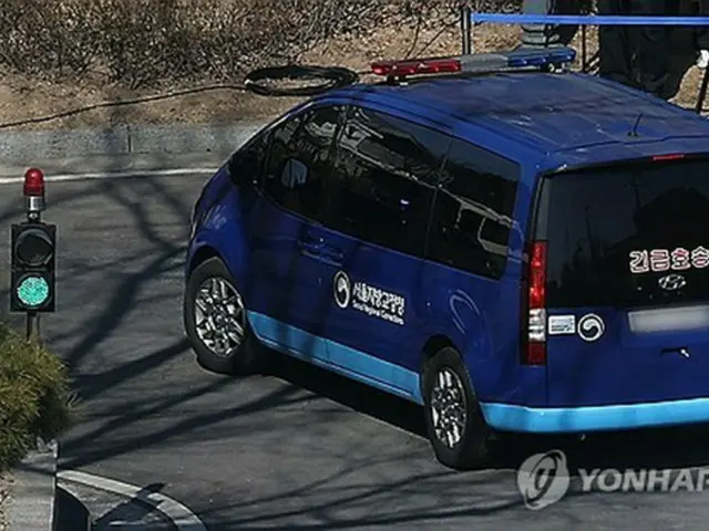 尹大統領を乗せて憲法裁判所に向かう護送車＝１８日、ソウル（聯合ニュース）