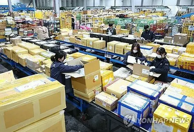 海外ＥＣサイトで購入された商品が積まれている仁川空港の物流センター（資料写真）＝（聯合ニュース）