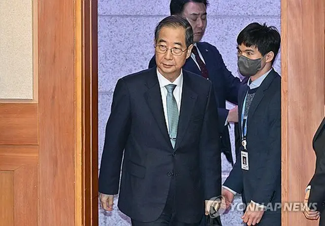弾劾審判の第１回弁論に出席した韓首相＝１９日、ソウル（聯合ニュース）
