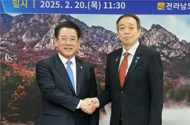 金瑛録・全羅南道知事（左）と水嶋光一駐韓大使（全羅南道提供）＝（聯合ニュース）≪転載・転用禁止≫