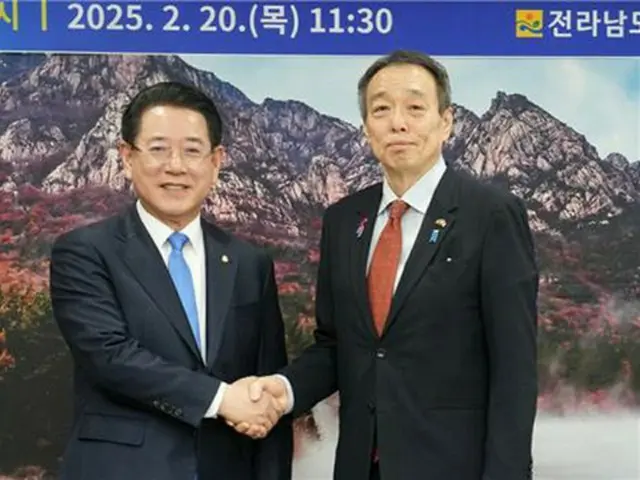 金瑛録・全羅南道知事（左）と水嶋光一駐韓大使（全羅南道提供）＝（聯合ニュース）≪転載・転用禁止≫