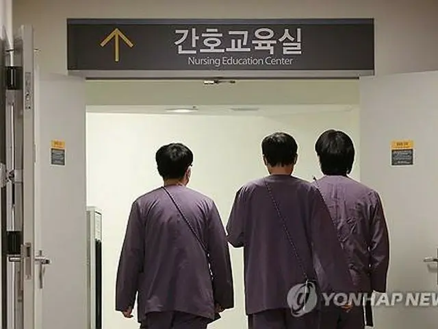 看護教育室に向かう男性ら（資料写真）＝（聯合ニュース）