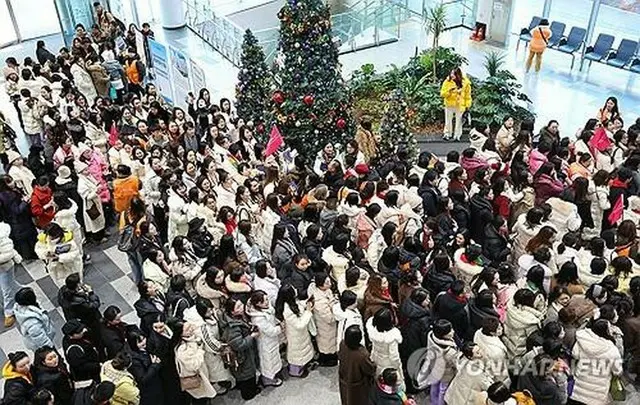 昨年１２月、報奨旅行で韓国を訪れた中国の化粧品会社の社員ら約１０００人がソウル近郊、仁川の松島コンベンシアで開かれた研修会に参加した＝（聯合ニュース）