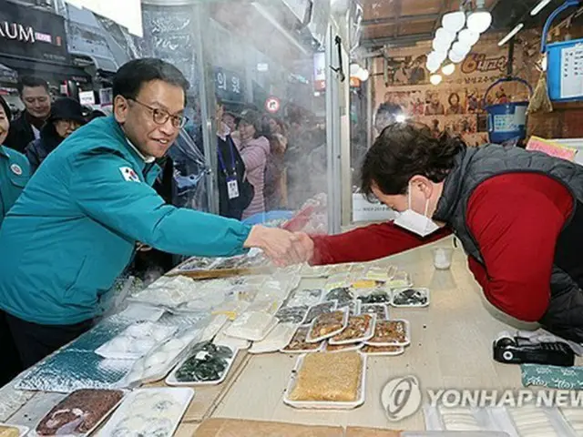 市場を視察する崔相穆氏（左）＝（聯合ニュース）