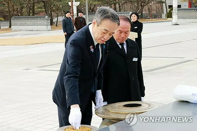 国立５・１８民主墓地で焼香を行う水嶋大使（同墓地管理所提供）＝２１日、光州（聯合ニュース）≪転載・転用禁止≫