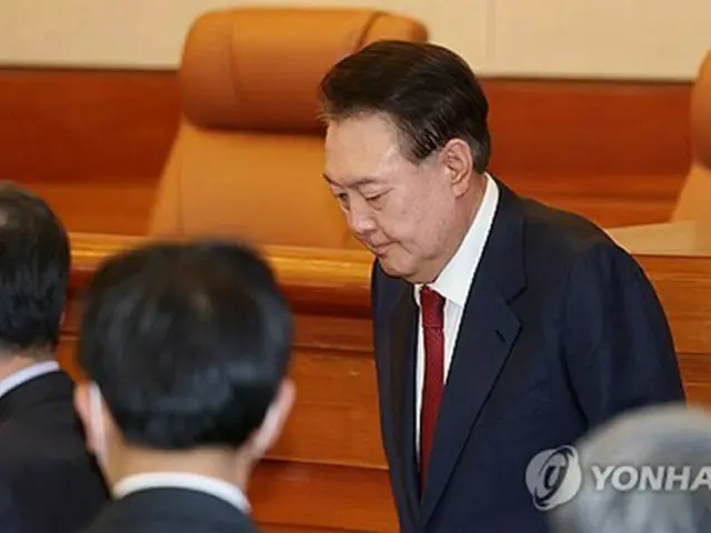２０日に憲法裁判所で開かれた弾劾審判の第１０回弁論に出席した尹大統領＝（聯合ニュース）