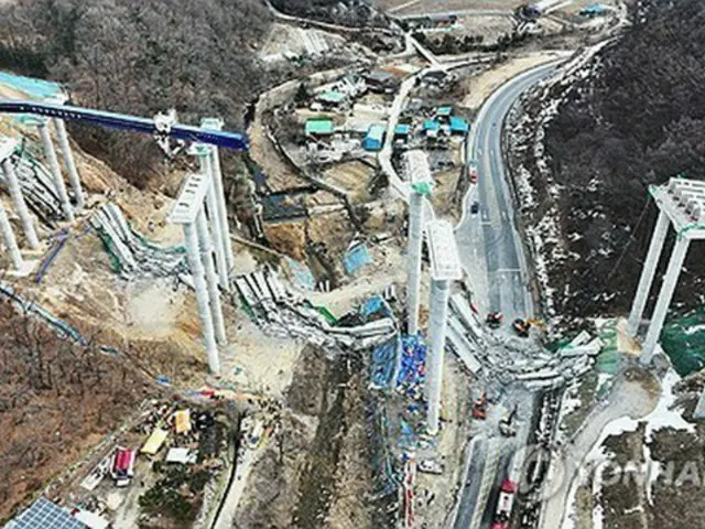 橋桁が崩落した事故現場＝２５日、天安（聯合ニュース）