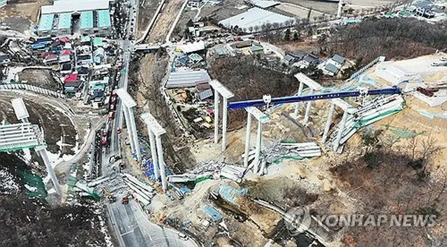 橋桁が崩落した事故現場＝２５日、安城（聯合ニュース）