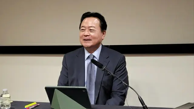記者会見する趙賢東氏＝２６日、ワシントン（聯合ニュース）