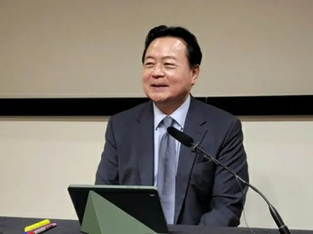 記者会見する趙賢東氏＝２６日、ワシントン（聯合ニュース）