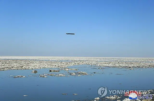 水面の近くを飛行する戦略巡航ミサイル＝（朝鮮中央通信＝聯合ニュース）≪転載・転用禁止≫