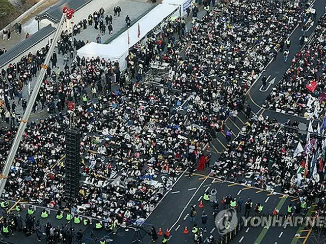 今月１日、ソウル中心部の光化門で開かれた大規模集会の様子＝（聯合ニュース）