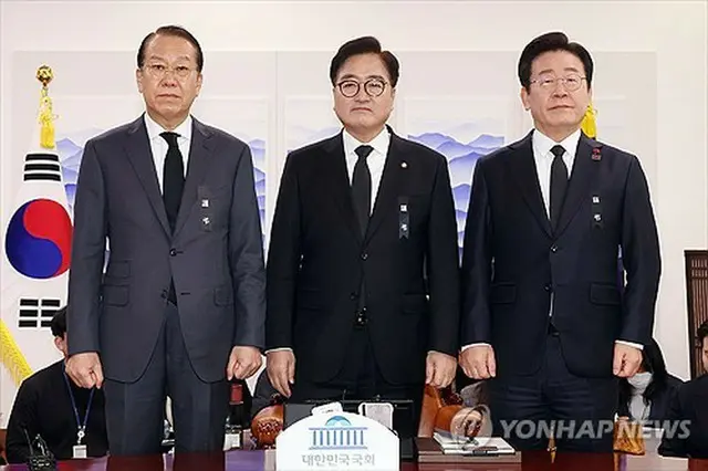 国民の力の権寧世（クォン・ヨンセ）非常対策委員長（左）と共に民主党の李在明代表（右）＝（聯合ニュース）