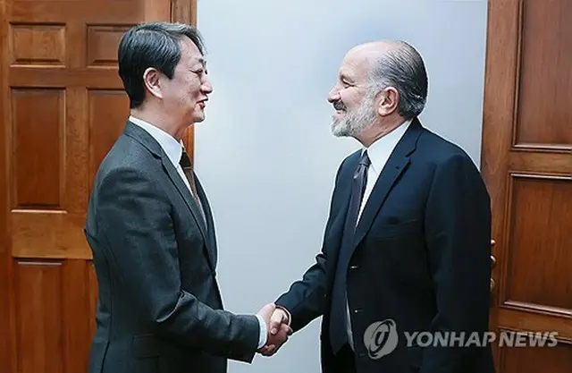 握手する安徳根長官（左）とラトニック商務長官（産業通商資源部提供）＝（聯合ニュース）≪転載・転用禁止≫