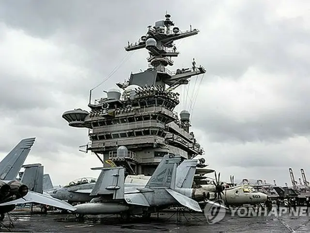 釜山海軍作戦基地に寄港した米海軍の空母「カール・ビンソン」＝３日、釜山（聯合ニュース）