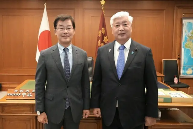 朴大使（左）と中谷元防衛相（日本防衛省提供）＝（聯合ニュース）≪転載・転用禁止≫