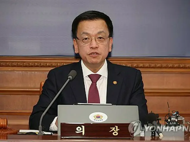 閣議で発言する崔氏＝４日、ソウル（聯合ニュース）