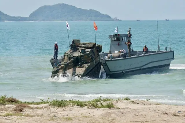 上陸するＫ５５自走砲（海兵隊司令部提供）＝（聯合ニュース）≪転載・転用禁止≫