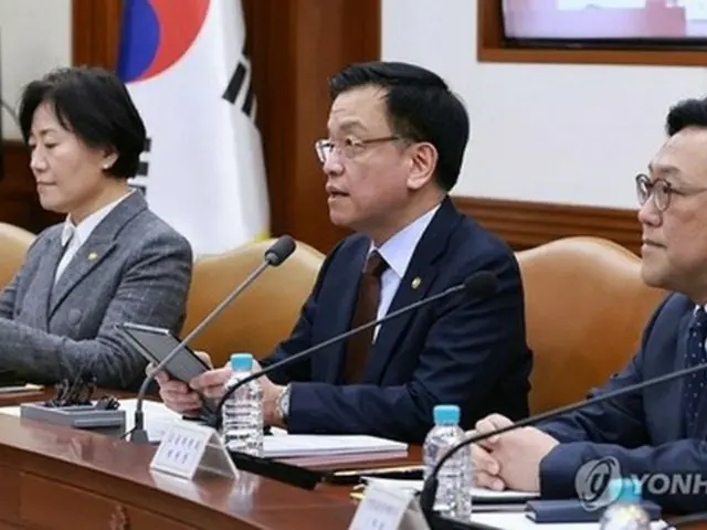 会議で発言する崔相穆（チェ・サンモク）経済副首相兼企画財政部長官（中央）＝５日、ソウル（聯合ニュース）