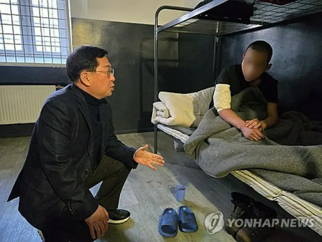 ウクライナ軍の捕虜になった北朝鮮兵と面会する「国民の力」のユ龍源議員（ユ議員室提供）＝（聯合ニュース）≪転載・転用禁止≫