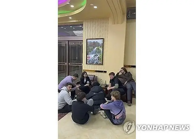 先月２０日、北朝鮮北東部・羅先のホテルで案内を受けている観光客ら（高麗ツアーズ提供）＝（聯合ニュース）≪転載・転用禁止≫