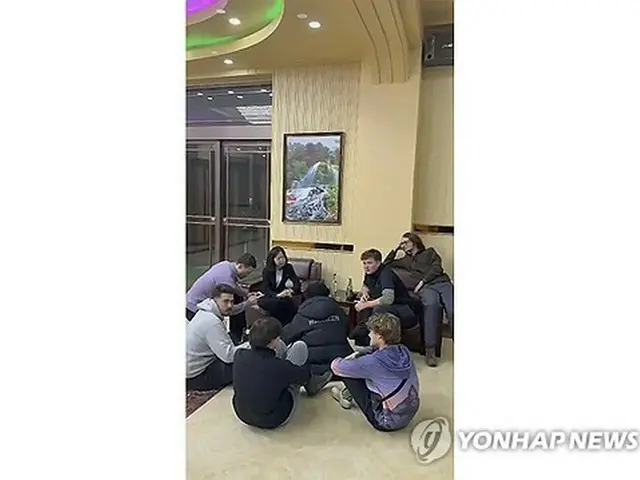 先月２０日、北朝鮮北東部・羅先のホテルで案内を受けている観光客ら（高麗ツアーズ提供）＝（聯合ニュース）≪転載・転用禁止≫