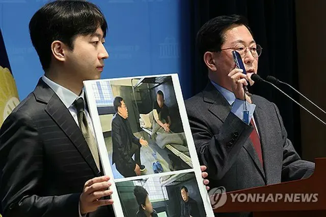 ４日に国会で開いた記者会見で、北朝鮮兵の肉声が入った音声ファイルを公開するユ議員＝（聯合ニュース）