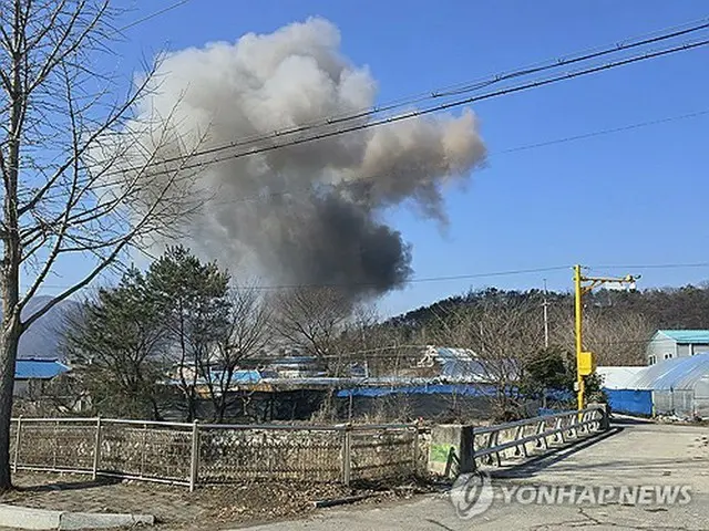 煙が上がる事故現場（読者提供）＝（聯合ニュース）≪転載・転用禁止≫