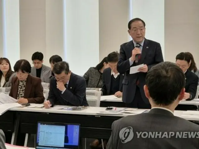 ５日に開かれた敦賀市との懇談会で発言する束草市の李秉宣（イ・ビョンソン）市長＝（聯合ニュース）
