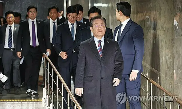 国会で開かれた緊急議員総会に向かう「共に民主党」の李在明代表＝７日、ソウル（聯合ニュース）