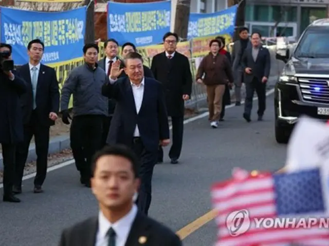 「非常戒厳」宣言を巡り内乱罪で逮捕、起訴された韓国の尹錫悦（ユン・ソクヨル）大統領が８日、釈放された。ソウル近郊、義王にあるソウル拘置所を出て支持者にあいさつする尹大統領＝（聯合ニュース）