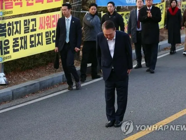 「非常戒厳」宣言を巡り内乱罪で逮捕、起訴された韓国の尹錫悦（ユン・ソクヨル）大統領が８日、釈放された。ソウル近郊、義王にあるソウル拘置所を出て頭を下げる尹大統領＝（聯合ニュース）