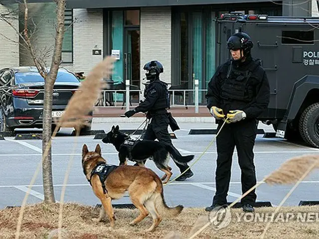 憲法裁前で警戒にあたる警察官＝６日、ソウル（聯合ニュース）